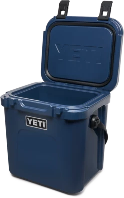 Yeti Roadie 24 Kühlbox -Angelexperte 191417 Roadie 24 Campaign Dealer Images Roadie 24 Navy Quarter Lid Open 2400x2400 1